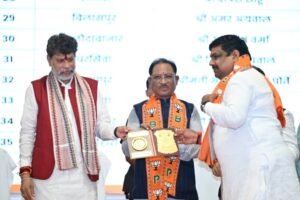 मुख्यमंत्री विष्णुदेव साय ने विधायक गजेन्द्र यादव को उत्कृष्ठ सदस्यता रत्न से सम्मान किये