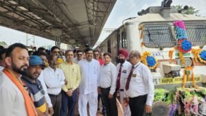 रायपुर-जबलपुर नई ट्रेन को विधायक गजेन्द्र यादव ने दुर्ग स्टेशन से दिखाई गई हरी झंडी