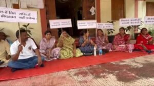 दुर्ग जनपद के कांग्रेस समर्थित सदस्य धरने पर बैठे, अध्यक्ष-सीईओ पर लगा रहे राशि आवंटन में पक्षपात का आरोप