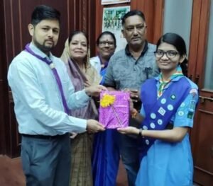 कलेक्टर ने किया राष्ट्रपति पुरस्कृत गाइड कुमारी कुसुम सिन्हा का सम्मान