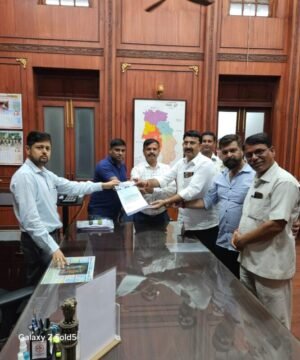 छतीसगढ़ चेम्बर ऑफ कामर्स एंड इंडस्ट्रीज भिलाई इकाई का प्रतिनिधि मंडल अजय भसीन के नेतृत्व में आज जिलाधीश दुर्ग अभिजीत सिंह जी मुलाकात कर निगम द्वारा थोपे जा रहे निर्यात कर के विरोध में ज्ञापन सौपा।