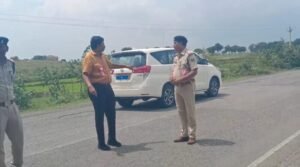 डीआईजी व एसएसपी सूरजपुर ने भटगांव-बनारस मार्ग के दुर्घटनाजन्य स्थानों का लिया जायजा, संकेतक बोर्ड, रेडियम, रम्बल स्टीप लगवाने दिए निर्देश, सड़क दुर्घटना रोकने सुरक्षात्मक उपाय करवाने को लेकर सूरजपुर पुलिस है गंभीर।