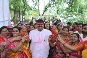 रक्षाबंधन पर विधायक गजेन्द्र यादव के हाथों में सजी हजारों राखियां