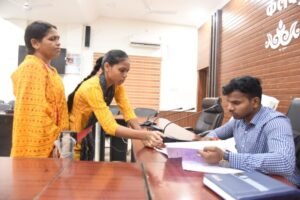 किसानों ने धान बिक्री व खाद वितरण केंद्र पुनः सेलूद में स्थानांतरित करने की मांग की, किसानों ने सिंचाई के लिए नहर से पानी देने आवेदन दिया…सुलभ शौचालय नहीं होने से महिलाओं को हो रही परेशानी, स्थानीय नागरिकों ने जनदर्शन में की शिकायत…जनदर्शन में 104 आवेदन प्राप्त हुए