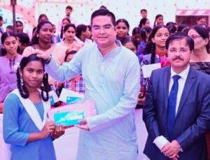 एससी एसटी वर्ग की 80 होनहार छात्राओं को विधायक रिकेश सेन की पहल से मिली प्रोत्साहन राशि