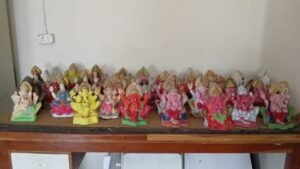 कामधेनु विश्वविद्यालय द्वारा गोबर एवं प्राकृतिक रंगो से तैयार की गई गणेश की मूर्तियां।
