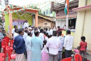 HTC के डायरेक्टर और समाजसेवी इंद्रजीत सिंह छोटू ने भिलाई के विभिन्न स्थानों पर फहराया तिरंगा…खम्हरिया में दिव्यांग बच्चे को दिया ट्राय साइकल…पढ़ाई के लिए स्टेशनरी भी…पढ़िए खबर