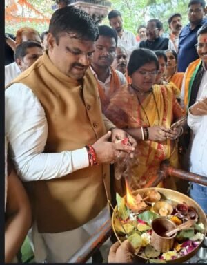 कैबिनेट मंत्री बनाए गए गजेन्द्र यादव का ढोल नगाड़ों और आतिशबाजी कर जोरदार स्वागत