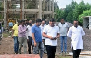 आयुक्त ने खुर्सीपार में निर्माणाधीन पानी टंकी का किया निरीक्षण