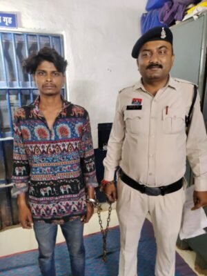 आमजनो को धारदार चाकू लहराकर डरा धमका रहा था बदमाश…पुलिस ने मौके पर आरोपी को किया गिरफ्तार