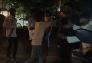 रायपुर में सरेराह दो गुटों में मारपीट, सोशल मीडिया पर वायरल हुआ वीडियो