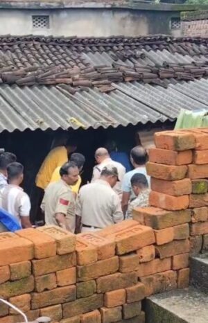 कलयुगी बेटे ने की मां की कुल्हाड़ी से हत्या, वारदात के बाद गाना गाता रहा आरोपी