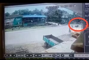 गुजरा गांव में सड़क हादसा, कार की टक्कर से युवक गंभीर रूप से घायल –आरोपी चालक फरार