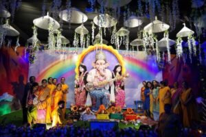 भिलाई सेक्टर-7 दशहरा मैदान गणेश पंडाल में बप्पा के दर्शन को उमड़े श्रद्धालु