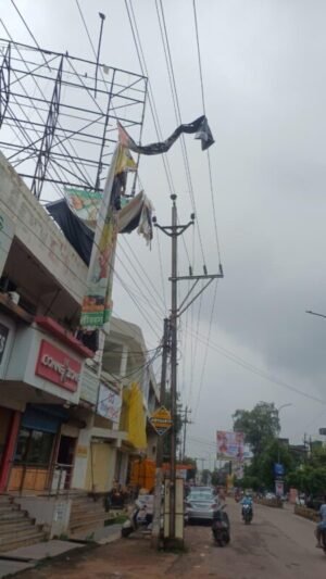 दुर्ग जिले में तूफान से ठप्प हुई बिजली आपूर्ति को चंद घंटों में बिजली कर्मियों ने किया बहाल