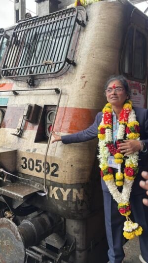 एशिया की पहली महिला ट्रेन ड्राइवर, सुरेखा यादव, 36 वर्षों की शानदार सेवा के बाद 30 सितंबर को सेवानिवृत्त होंगी।