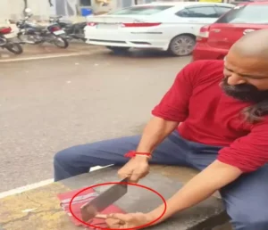 रायपुर:- भारत देश में आज पहली बार किसी गौरक्षक ने अपनी उंगली काटकर गौहत्या का विरोध जताया है। आज भारत देश के हर कोने में गौहत्या की जा रही है जिसका विरोध करते हुए गौरक्षक आदेश सोनी ने अपनी उंगली कुर्बान कर दी। आदेश के इस विरोध ने पूरे देश को हिलाकर रख दिया है।