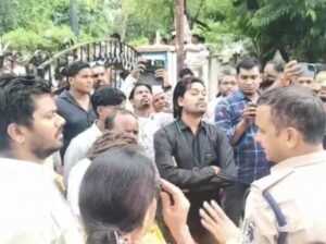 गृहमंत्री के जिले में आदिवासी युवती से गैंगरेप, बॉयफ्रेंड के दोस्तों ने कार में बंधक बनाकर की हैवानियत, गुस्सायें लोगों ने SP की कार को घेरकर किया हंगामा…