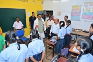 मंत्री यादव ने किया स्कूलों का आकस्मिक निरीक्षण – स्कूलों में डोम और शौचालय निर्माण की घोषणा