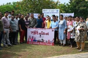 उद्यानों को संवारने बढ़े हाथ, आयुक्त संग नागरिकों ने मिलकर किया जंगल क्लीन……