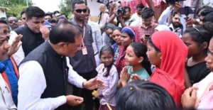 बाढ़ प्रभावितों का हाल जानने सीधे उनके बीच पहुँचे मुख्यमंत्री विष्णु देव साय: अधिकारियों को राहत एवं पुनर्वास कार्यों में तेजी लाने के निर्देश