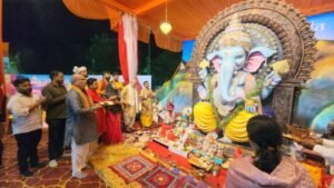 दुर्ग ग्रामीण विधायक ललित चंद्राकर ने श्री दक्षिण कौशल गणेश उत्सव समिति पदमनाभपुर दुर्ग गणेश पंडाल में भगवान श्री गजानंद स्वामी जी की पूजा-अर्चना की