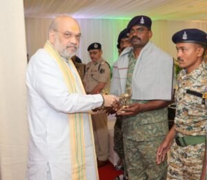 केन्द्रीय गृह एवं सहकारिता मंत्री अमित शाह ने कर्रेगुट्टालु पहाड़ी पर ‘ऑपरेशन ब्लैक फॉरेस्ट’ को सफलतापूर्वक अंजाम देने वाले सीआरपीएफ, छत्तीसगढ़ पुलिस, डीआरजीऔर कोबरा के जवानों से भेंट की और उन्हें सम्मानित किया