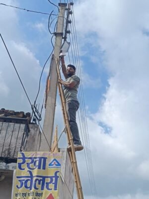 अंधेरे मे मिट्टी, उपसभापति का अनेको निवेदन, जान जोखिम मे डाल विरोध मे खुद खम्बे मे चढ़ा