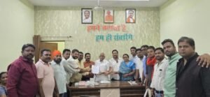 भिलाई चरोदा निगम में बड़ा बवाल…भाजपा और कांग्रेस के पार्षदों ने आयुक्त डीएस राजपूत के खिलाफ खोला मोर्चा…कमीशनखोरी सहित कई गम्भीर आरोप…विधायक को सौंपा ज्ञापन…पढ़िए खबर