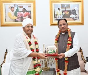 मुख्यमंत्री से पूज्य संत असंग देव ने की सौजन्य भेंट