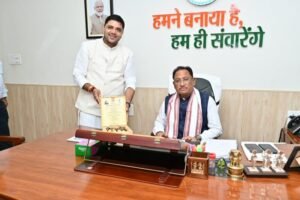 आज रायपुर मुख्यमंत्री निवास पहुंचे भिलाई कैन डू पर्वत फाउंडेशन के अध्यक्ष अतुल पर्वत…