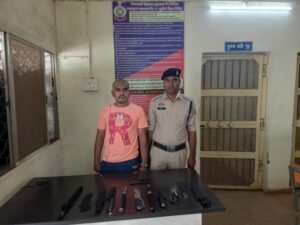 उमरपोटी में दहशत फैलाने वाला राहुल पवार गिरफ्तार, पुलिस ने बरामद किए चाकू और हथियार