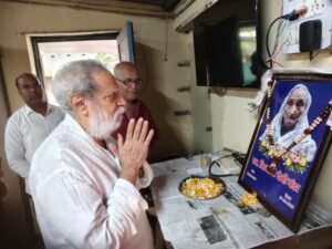 “भिलाई पहुंचे रघु ठाकुर, अशोक पंडा की माता को दी श्रद्धांजलि – मोदी सरकार की नीतियों पर साधा निशाना”