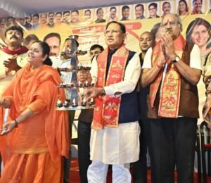 मुख्यमंत्री साय खारुन मईया समरसता भव्य महाआरती में हुए शामिल : महाआरती में मंत्रोच्चार से गूंजा खारुन नदी का महादेव घाट,