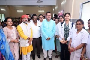 सुपेला शासकीय अस्पताल कैंपस की जिलाध्यक्ष और विधायक रिकेश सेन ने टीम के साथ करी सफाई, कहा – “स्वच्छता को आदत और संस्कार बनाएं”