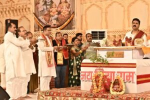 आईजी रामगोपाल गर्ग सपरिवार पहुंचे राम कथा में, पूज्य राजन महाराज ने अयोध्या कांड का किया भावपूर्ण वर्णन