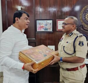 डीजीपी अरुण देव गौतम, आईजी राम गोपाल गर्ग, कलेक्टर अभिजीत सिंह और एसपी विजय अग्रवाल से मिले दया सिंह, नवरात्रि महापर्व के लिए दिया निमंत्रण