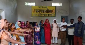 ग्राम पंचायत तिरगा में महिलाओं ने सुना “दीदी के गोठ” विशेष रेडियो कार्यक्रम