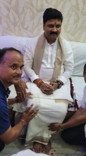 अंतरराष्ट्रीय कथावाचक पूज्य राजन जी महाराज पधारे प्रमोद पांडे के निवास स्थान