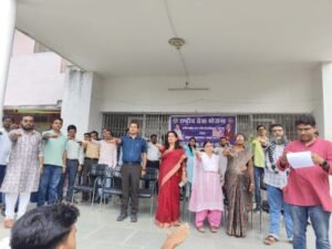 प्रधानमंत्री नरेन्द्र मोदी के जन्मदिवस पर विश्वविद्यालय के विद्यार्थियों को दिलाई गई स्वच्छता की शपथ