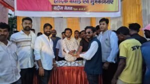 शूरवीर राजा गुरु बालक दास जयंती पर नदीम मेमन के नेतृत्व में जयस्तंभ चौक पर प्रसादी वितरण किया