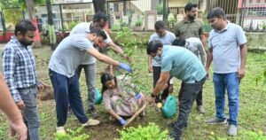 आयुक्त ने मधुकामिनी उद्यान में श्रमदान एवं वृक्षारोपण कर सभी को शपथ दिलाए