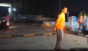 नशेड़ी ड्राइवर ने रेलवे फाटक तोड़ा, गुजरने वाली थी ट्रेन