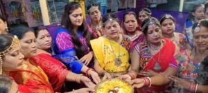 गुजराती लोक नृत्य गरबा में झूमि महिलाएं…..