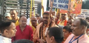 गौवंश को राज्य-माता का दर्जा देने कलेक्ट्रेट पहुंचे सैकड़ों गौ-सेवक…