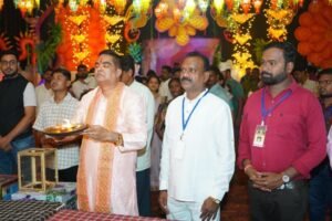 नवरात्रि महोत्सव के सप्तमी दिन – माता रानी के दर्शन और ड्रैगन थीम पंडाल में उत्सव