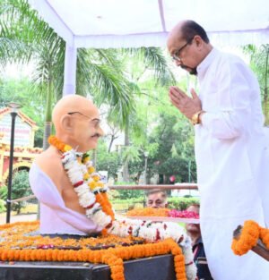 राज्यपाल श्री डेका ने महात्मा गांधी और लाल बहादुर शास्त्री को पुष्पांजलि अर्पित की..