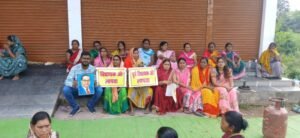 शराब दुकान के खिलाफ मातृशक्ति का संघर्ष जारी: ‘लापता’ जनप्रतिनिधियों के बैनर के साथ नवरात्रि में सातवें दिन भी धरना