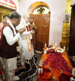 केंद्रीय गृह मंत्री अमित शाह और मुख्यमंत्री विष्णुदेव साय ने मां दंतेश्वरी की पूजा-अर्चना कर देश-प्रदेश की सुख-शांति, समृद्धि और खुशहाली का मांगा आशीर्वाद