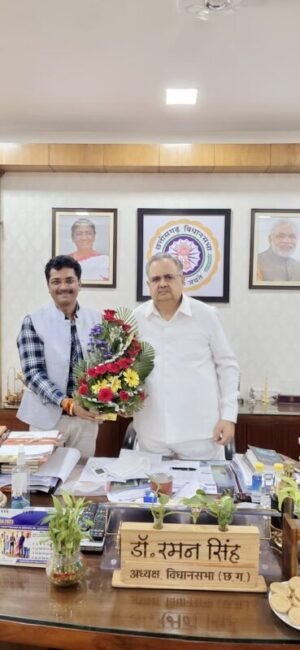 भाजपा नेता कृष्णा तिवारी ने विधानसभा अध्यक्ष डॉ. रमन सिंह से की सौजन्य भेंट